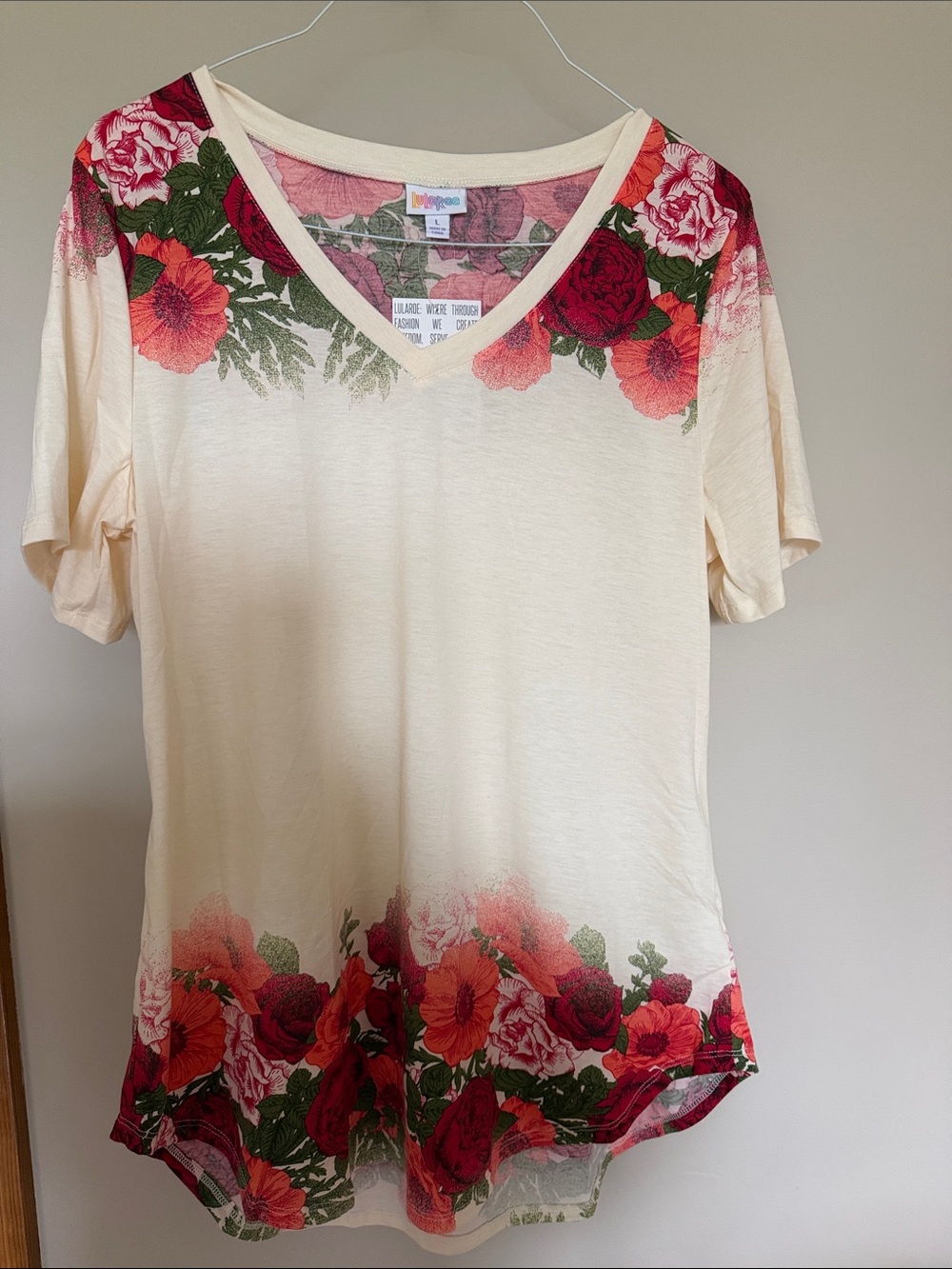 LuLaRoe Cream V-Neck Short Sleeve Top with Red and Pink Floral Trim Size Large